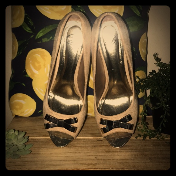 Delicious Tan Suede High Heels Gold Bows Size 10 - Picture 3 of 8